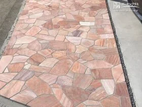 可愛らしい遊び心を取り入れた乱形石んｐ玄関アプローチ[施工後]