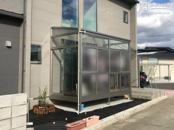標準よりも大きな掃き出し窓に対応するフラット屋根のテラス囲い
