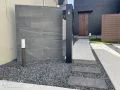 玄関まわりをスッキリと整理する2つの門柱