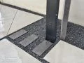 奥行きやリズムを生み、シンプルながらも洗練された玄関アプローチ