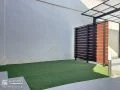 プライベート感と心地よさを両立した人工芝の庭