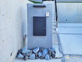 足元の割栗石がアクセントとなった門柱設置工事[施工後]