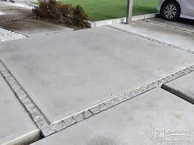 駐車スペースのアクセントになるピンコロ石[施工後]