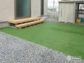 ウッドデッキと人工芝のお庭でお子様が気持ち良く遊べるお庭工事