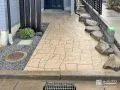 華やかで歩きやすい玄関アプローチ