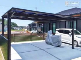 シンプルモダンなカーポート付き駐車スペース[施工後]