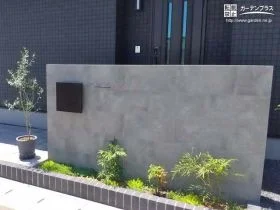 大判のタイルが上質でモダンな雰囲気の門柱[施工後]