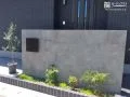 大判のタイルが上質でモダンな雰囲気の門柱