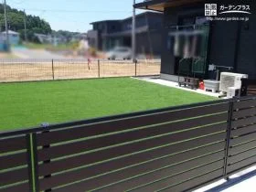 人工芝の緑が美しいお庭[施工後]