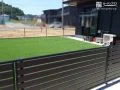 人工芝の緑が美しいお庭