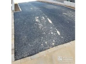 傾斜になっている駐車スペース入り口は透水性アスファルトで舗装[施工後]