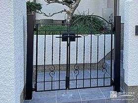 アーチを描くデザインがエレガントな門扉[施工後]