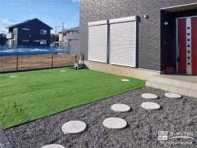 サークル状の飛び石が可愛らしい印象を与える玄関周り工事
