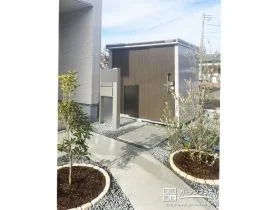 植栽を植え緑をプラスした玄関周り[施工後]