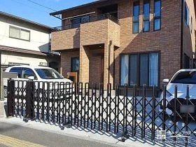 カーゲートの設置で道路境界を明確化し防犯性を高めた工事