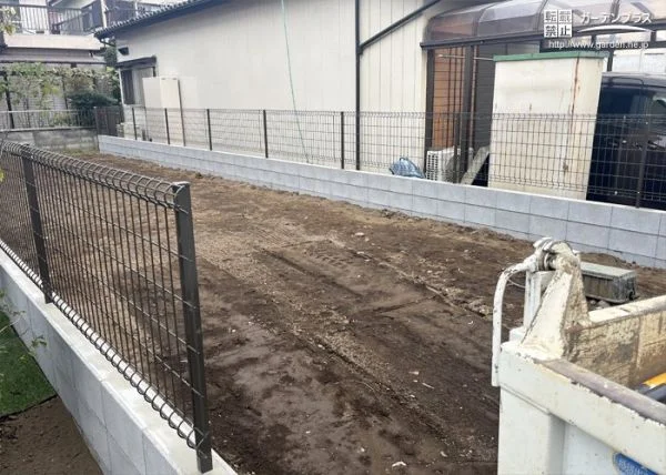 新築外構工事の第一歩となる境界フェンスの設置工事