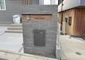モダンな雰囲気の中にも温もりを感じる門柱