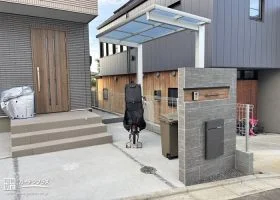 落ち着いたグレートーンの門柱が映えるシンプルモダンな新築外構