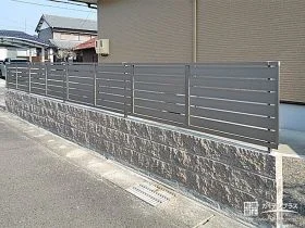 開放感を損なわない横スリット入りの目隠しフェンス[施工後]