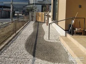 防草シートと化粧砂利で雑草の発生を抑制[施工後]