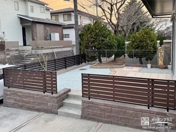 圧迫感なく道路からの視線をカットする木目調フェンス設置工事