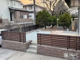 圧迫感なく道路からの視線をカットする木目調フェンス設置工事