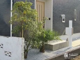 緑がプラスされたナチュラルな玄関周り[施工後]
