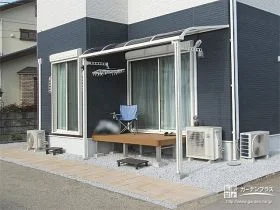 洗濯物干しに便利なテラス屋根付きのウッドデッキを施工した工事