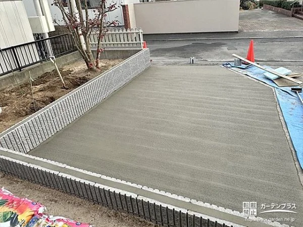 芝生のお庭を駐車スペースに生まれ変わらせたリフォーム工事