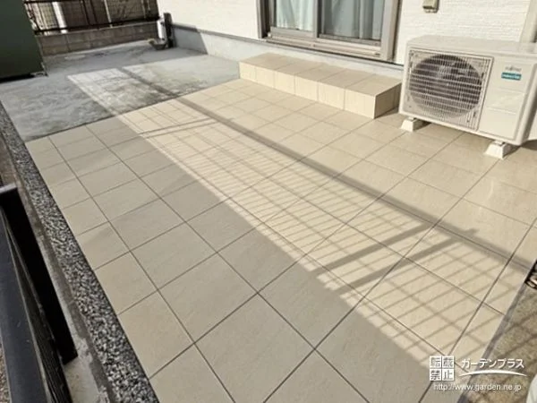 明るい色のタイルテラスで清潔感のある屋外空間を完成させた工事