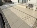 明るい色のタイルテラスで清潔感のある屋外空間を完成させた工事