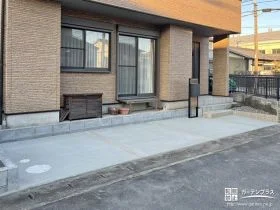 門扉やフェンスを撤去し開放感のある駐車スペースにした工事