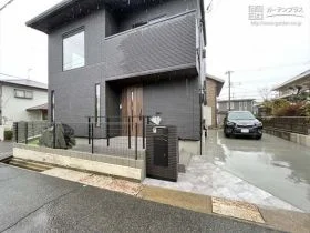 門周りのデザインが目を引くスタイリッシュな新築外構