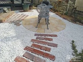中央の天然石のステージが美しいお庭のローメンテナンス化工事