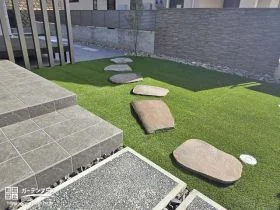 視線を誘導するカーブを描くナチュラルな園路[施工後]