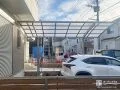 カーブを描く屋根が柔らかい印象のカーポート