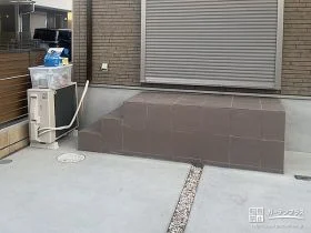 お住まいと駐車スペースの行き来をスムーズにするステップ[施工後]