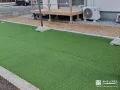 鮮やかな緑の人工芝と赤ビリ砂利のコントラストが美しいお庭工事