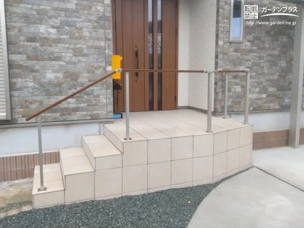 サイズや形状の変更で生まれ変わった玄関ポーチ