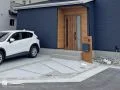 斜めのスリットを施した洗練された玄関アプローチ
