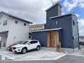 存在感抜群のウォールタイプの機能門柱が映えるシンプルモダン外構