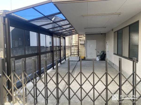 側面にパネルを取り付け雨風の吹込みを防いだテラス屋根設置工事