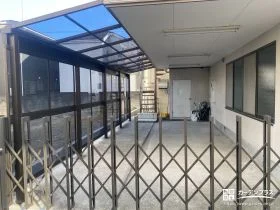側面にパネルを取り付け雨風の吹込みを防いだテラス屋根設置工事