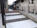 広いステップが日々の暮らしを豊かにする落ち着きある玄関アプローチ