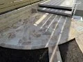 太陽の光を受けて美しく輝く乱形石テラス