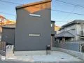 シンプルなデザインの中に乱形石が映えるこだわりの新築外構