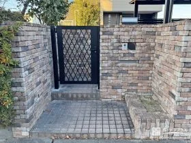 外構全体が引き締まった印象に変えrるブラックの門扉[施工後]