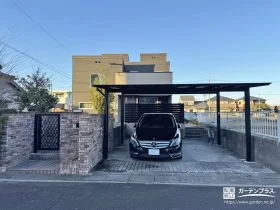 ブラックのエクステリアが洗練された印象をもたらす外構リフォーム工事