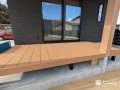 軒下スペースにぴったりと収まるウッドデッキ