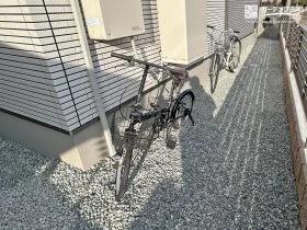 ちょっとした駐輪スペースとしても活用できる犬走り[施工後]